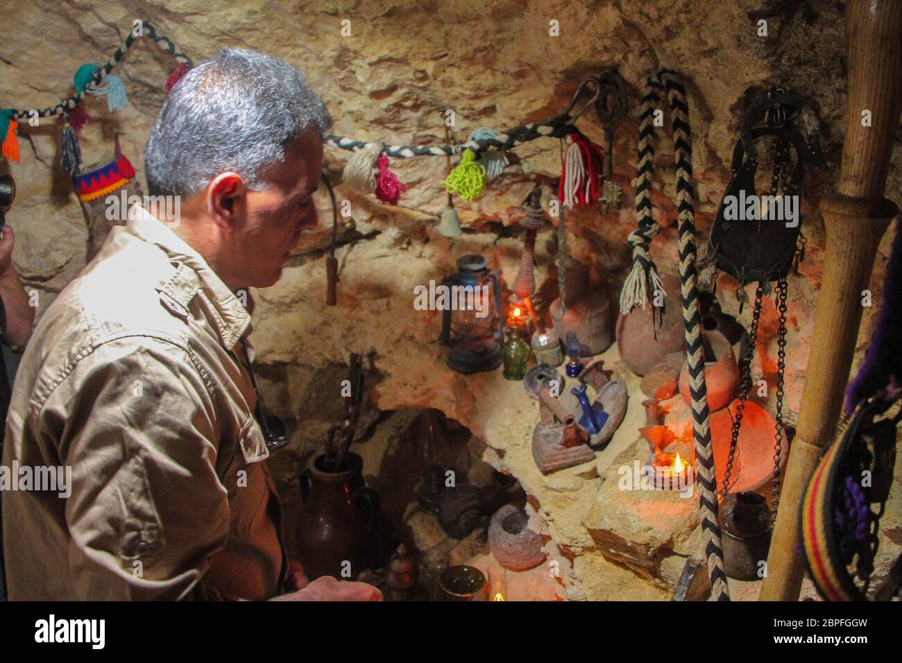 18.Mai 2020: Bilder aus der Stadt Akrabat im Gouvernement Idlib in Nordsyrien zeigen, wie ein syrischer Mann eine Höhle, die er als Zufluchtsort für sich und seine Familie gegraben hat, in ein Meisterwerk verwandelt, nachdem die Militäraktion beendet war und die Höhle zu einem Ort wurde, an dem sich Lagerkinder versammeln Zu wissen, wie die Menschen in der Vergangenheit gelebt haben. (Bild: © Moawia Atrash/ZUMA Wire) Stockfoto