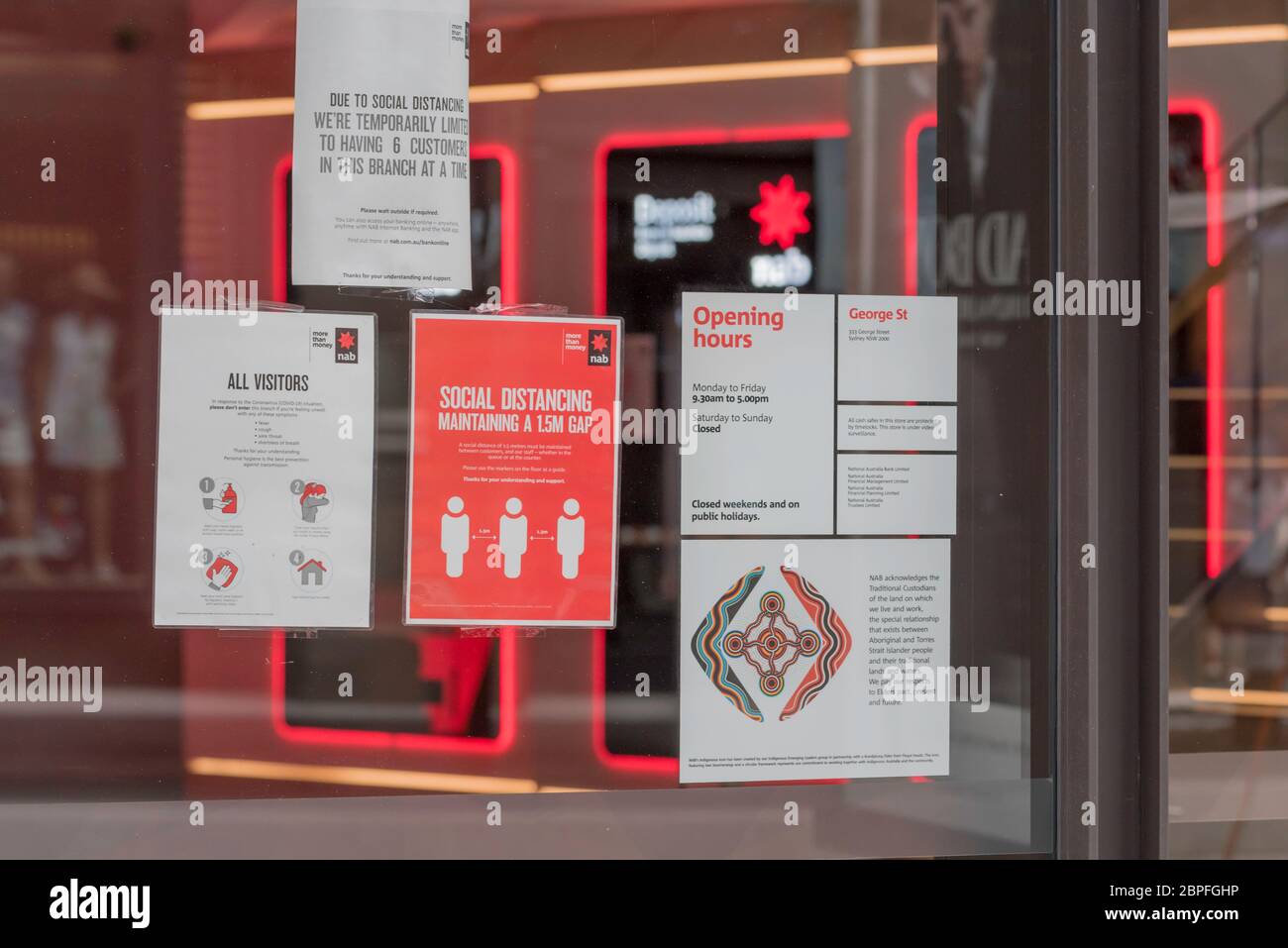 Schilder im Fenster einer National Australia Bank (NAB) mit covid-19-Warnungen zu Kundenbeschränkungen in der Bank und erforderlichen Gesundheitsvorkehrungen Stockfoto