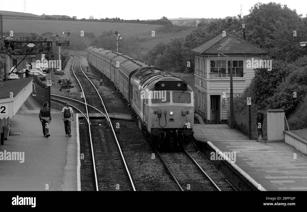 Diesellokomotive der Baureihe 50, die einen Personenzug am Bahnhof Liskeard, Cornwall, England, Großbritannien, zieht. Juni 1987. Stockfoto