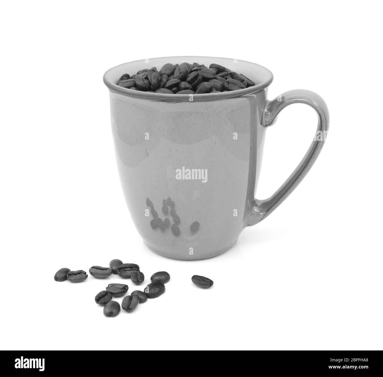 Dunkel geröstete Kaffeebohnen in einem Becher und verschüttete Neben, auf einem weißen Hintergrund - monochrom Verarbeitung Stockfoto