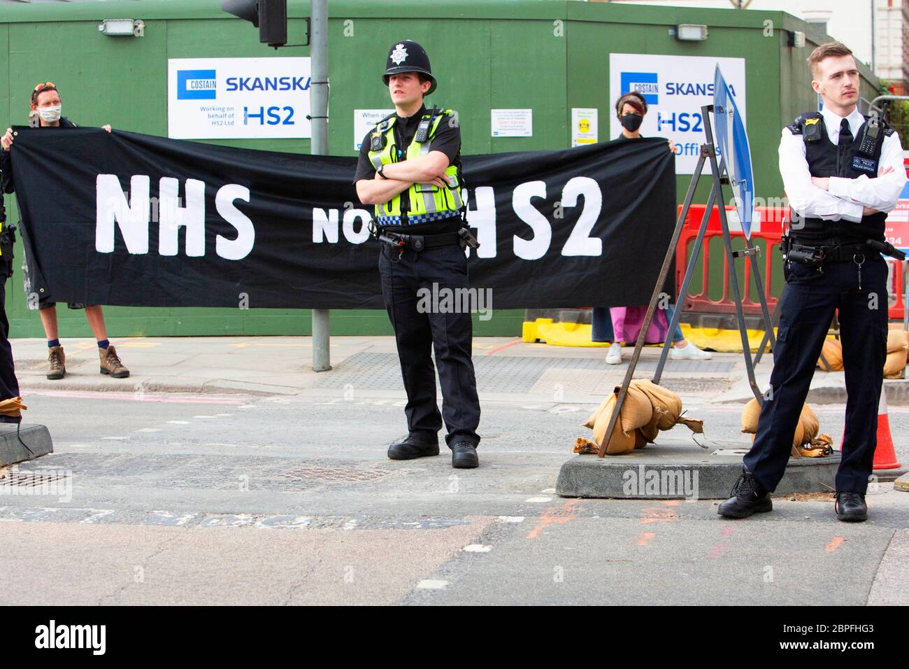 Anti-HS2-Demonstranten blockieren Straße Stockfoto