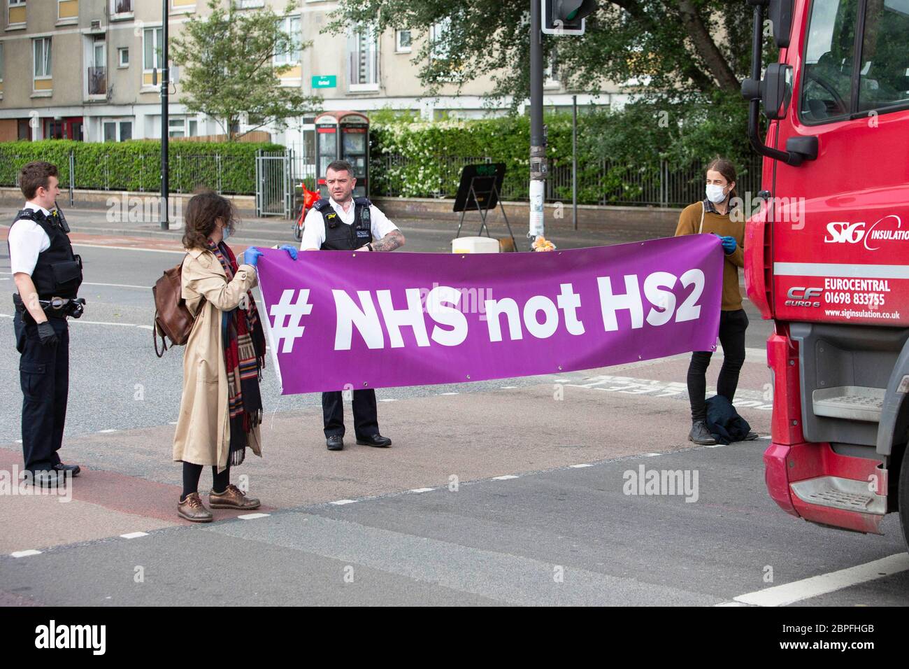 Anti-HS2-Demonstranten blockieren Straße Stockfoto