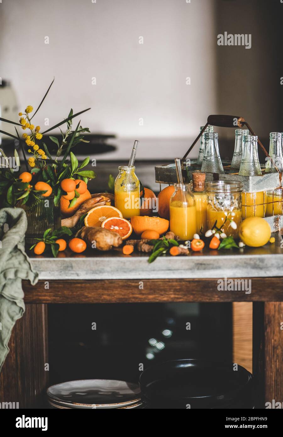 Frisches Obst Vitamin Immun-Steigerung Getränk über Küchentheke Stockfoto