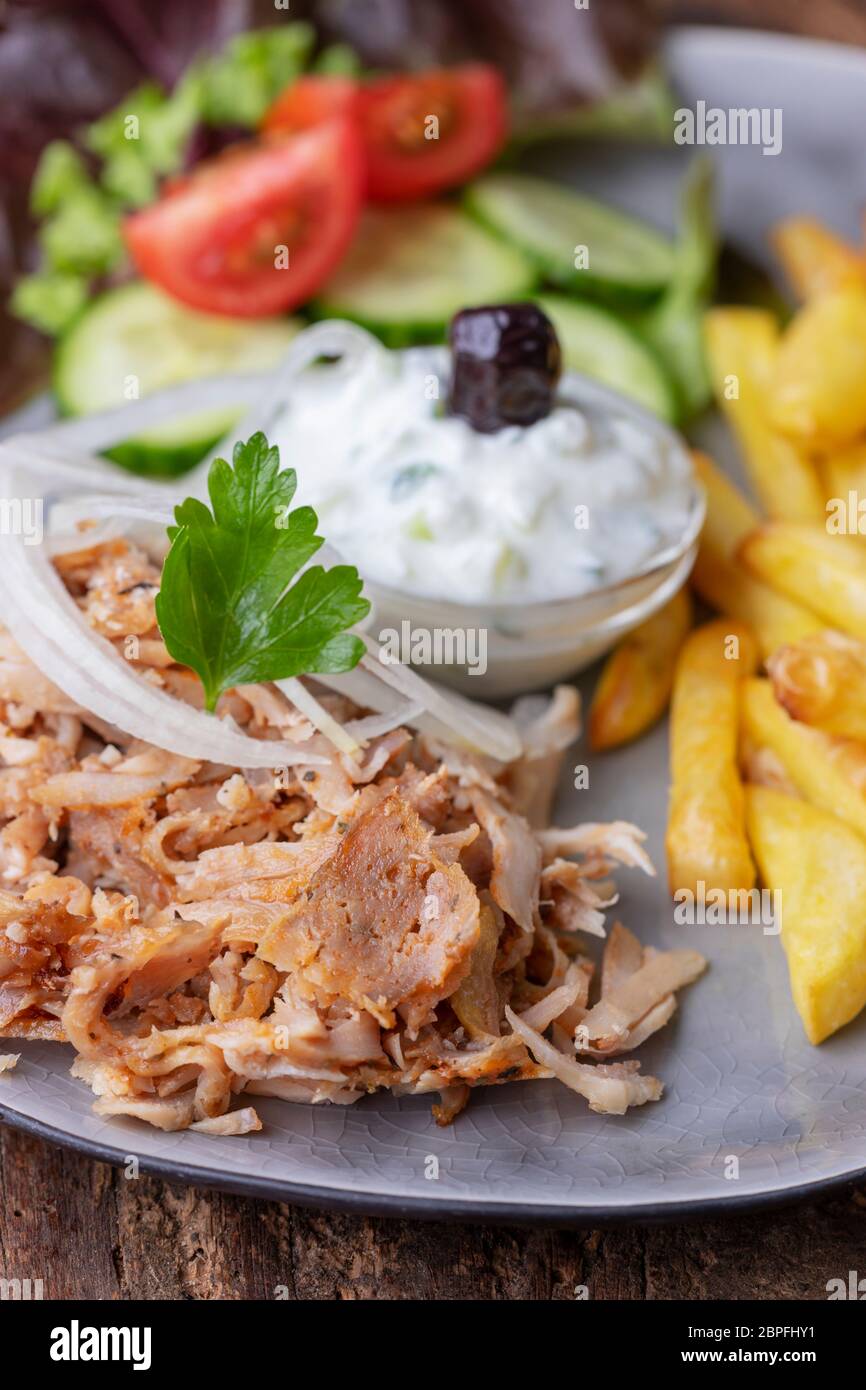 Griechischen Gyros mit tzaziki und Pommes Frites Stockfotografie - Alamy