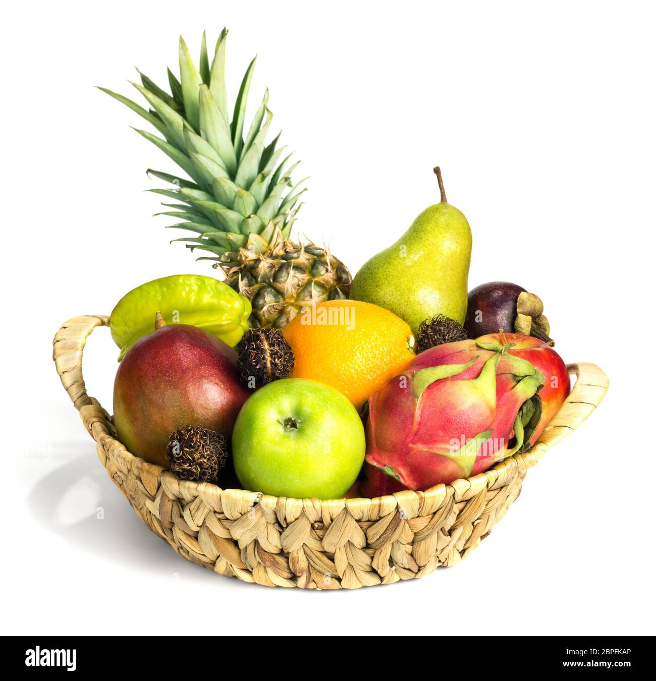 Verschiedene Früchte in Körben, wie Äpfel, Orange, Mango, Mangostan, Karambola, Pitahaya, Rambutan, Ananas, Birne, auf weißem Hintergrund. Stockfoto