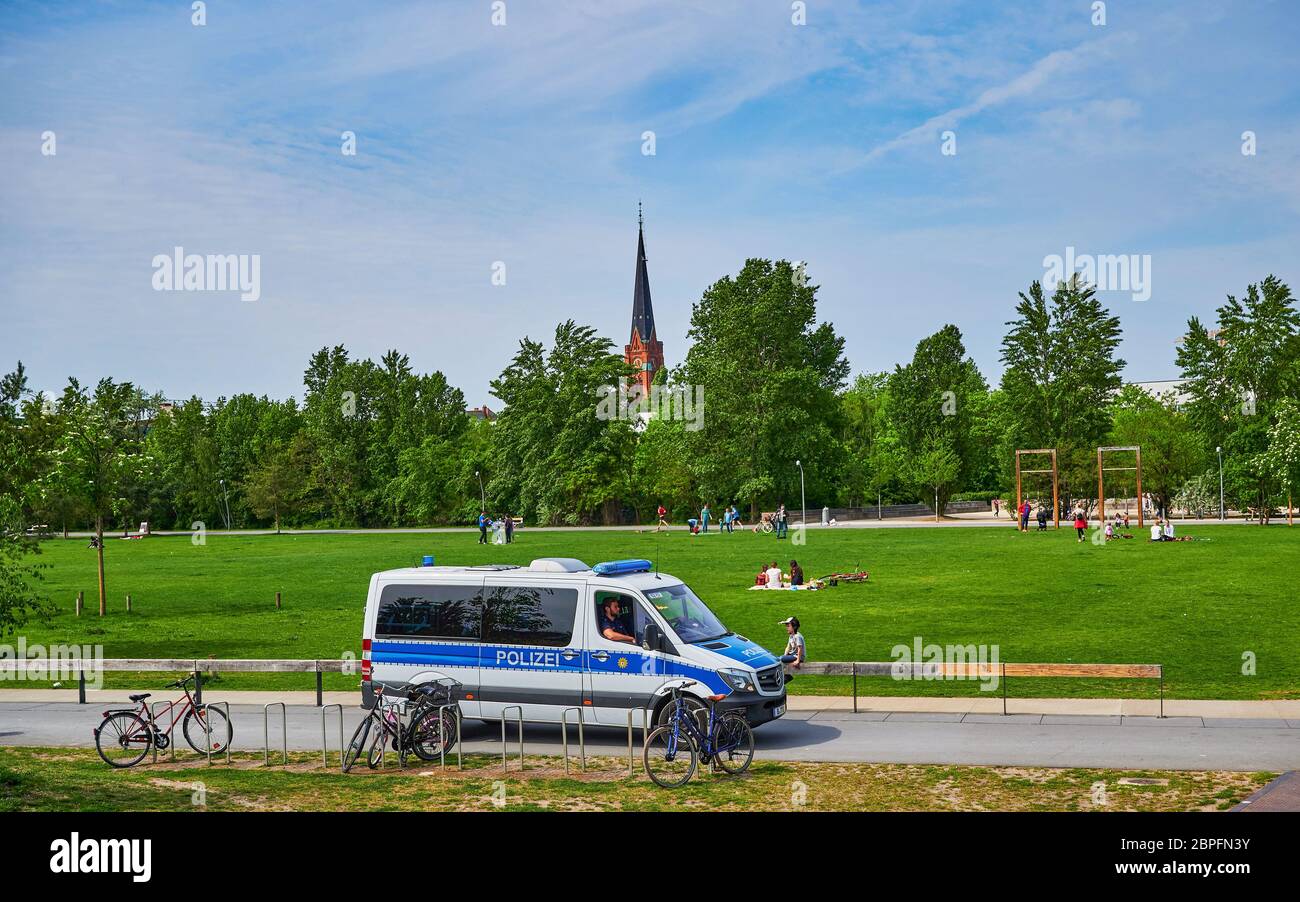 Berlin, Deutschland - 10. Mai 2020: Berliner Polizei, die in einem öffentlichen Park prüft, ob die Entfernungsregeln wegen der COVID-19-Pandemie eingehalten werden. Stockfoto