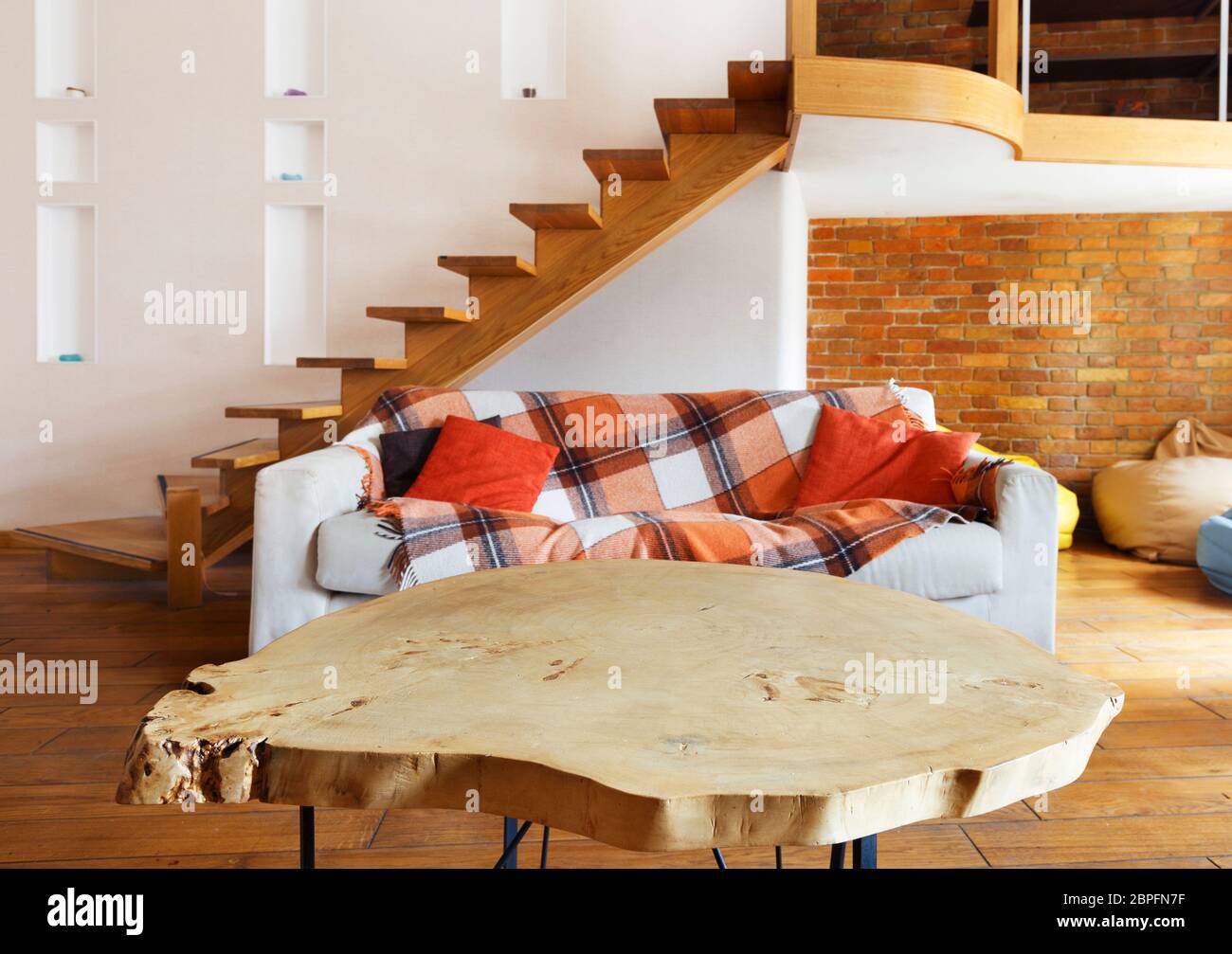 Coworking Loft im Landhausstil mit Holztisch Stockfoto