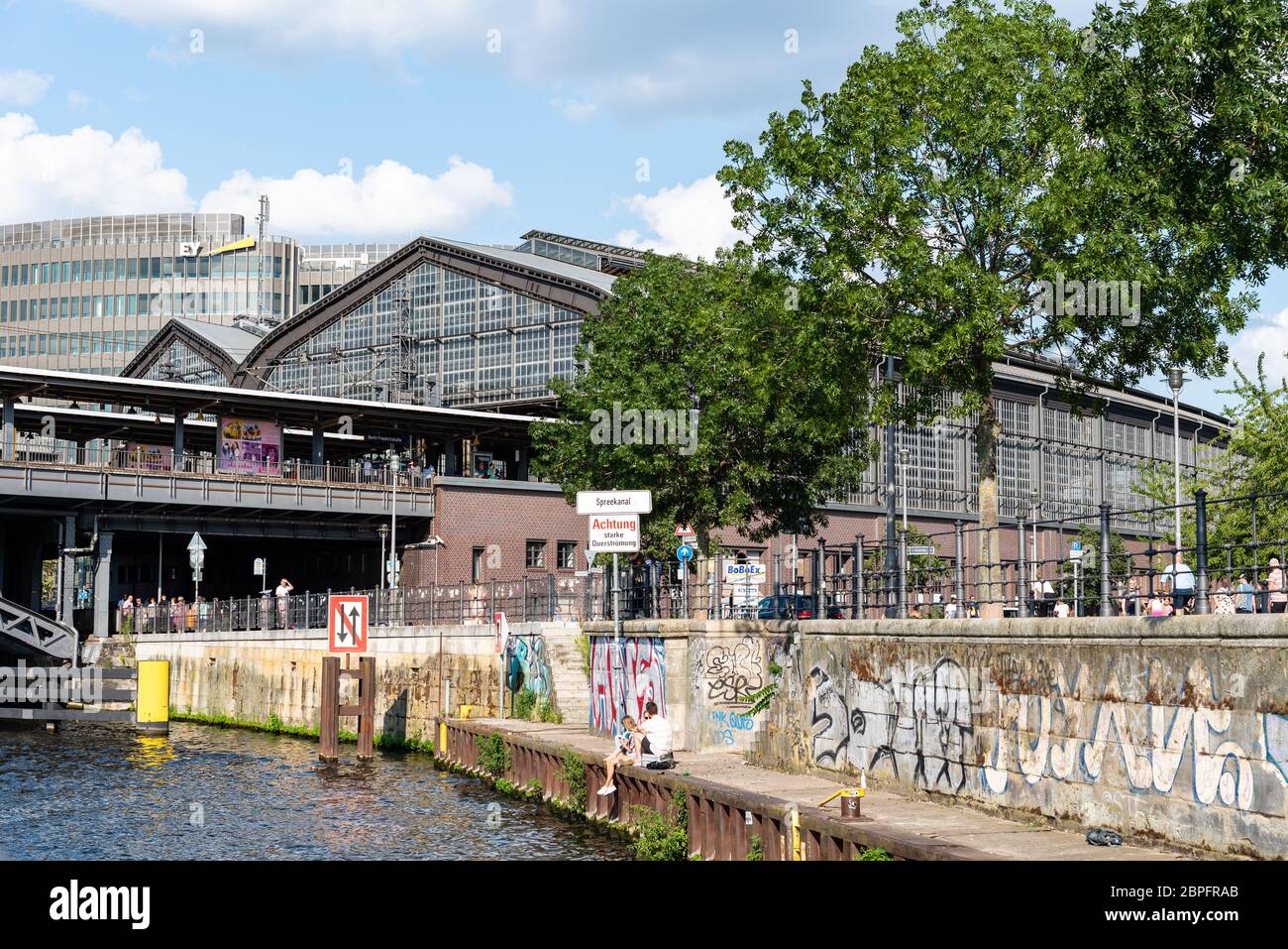 Berlin, Deutschland - 27. Juli 2019: Bahnhof Friedrichstraße von der Spree Stockfoto
