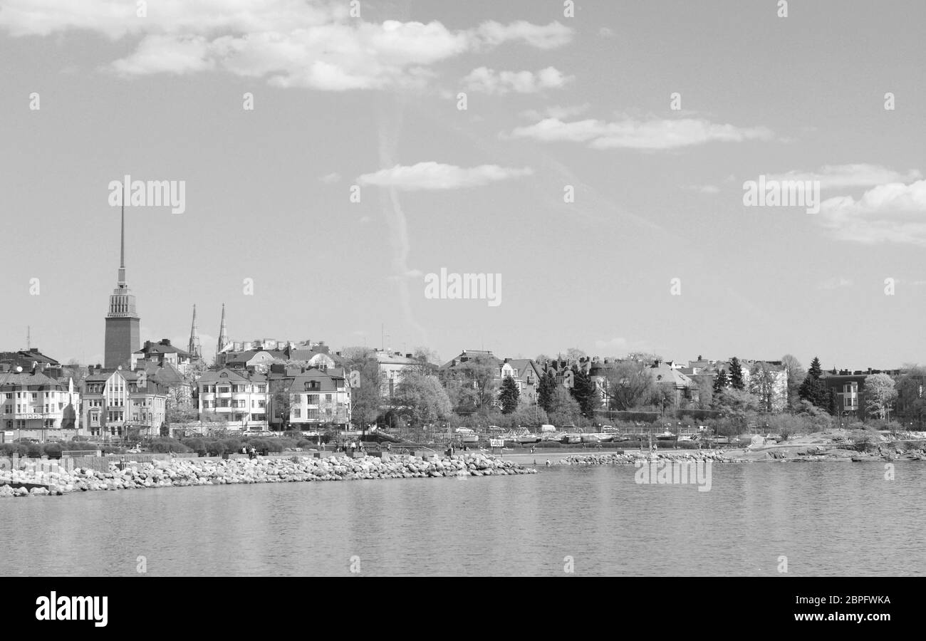 Blick von der Küstenlinie von Munkkisaari Bezirk in Helsinki, über den Finnischen Meerbusen zu Eira Bezirk - monochrom Verarbeitung Stockfoto