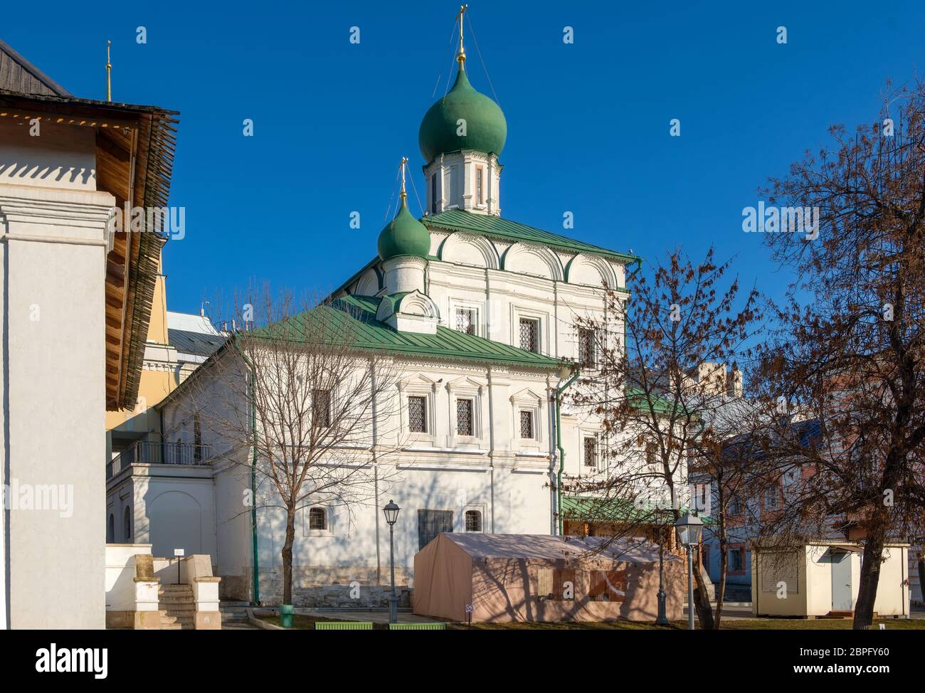 MOSKAU, RUSSLAND - 22. FEBRUAR 2020: Kirche des Maxim des Seligen auf Varvarka in Moskau in den Strahlen der Morgensonne Stockfoto