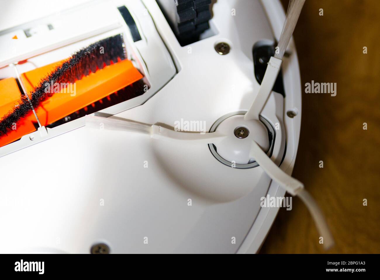 Roboter Staubsauger technische Details. Ansicht von unten. Bürsten, Räder und Sensoren. Stockfoto