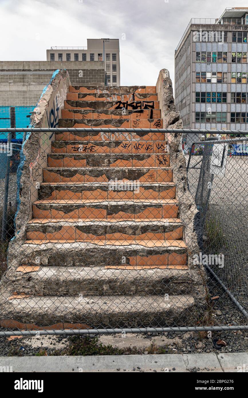 Eine Treppe führt nirgendwo hin - die Überreste eines Gebäudes, das während des Erdbebens 2011 in Christchurch, Neuseeland, zusammenbrach Stockfoto