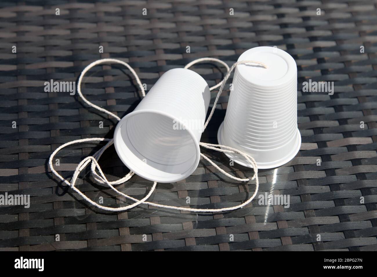 Ein Telefon aus Plastikbechern und Schnur machen, Science Experiment zu Hause mit Schallwellen und Vibrationen Stockfoto