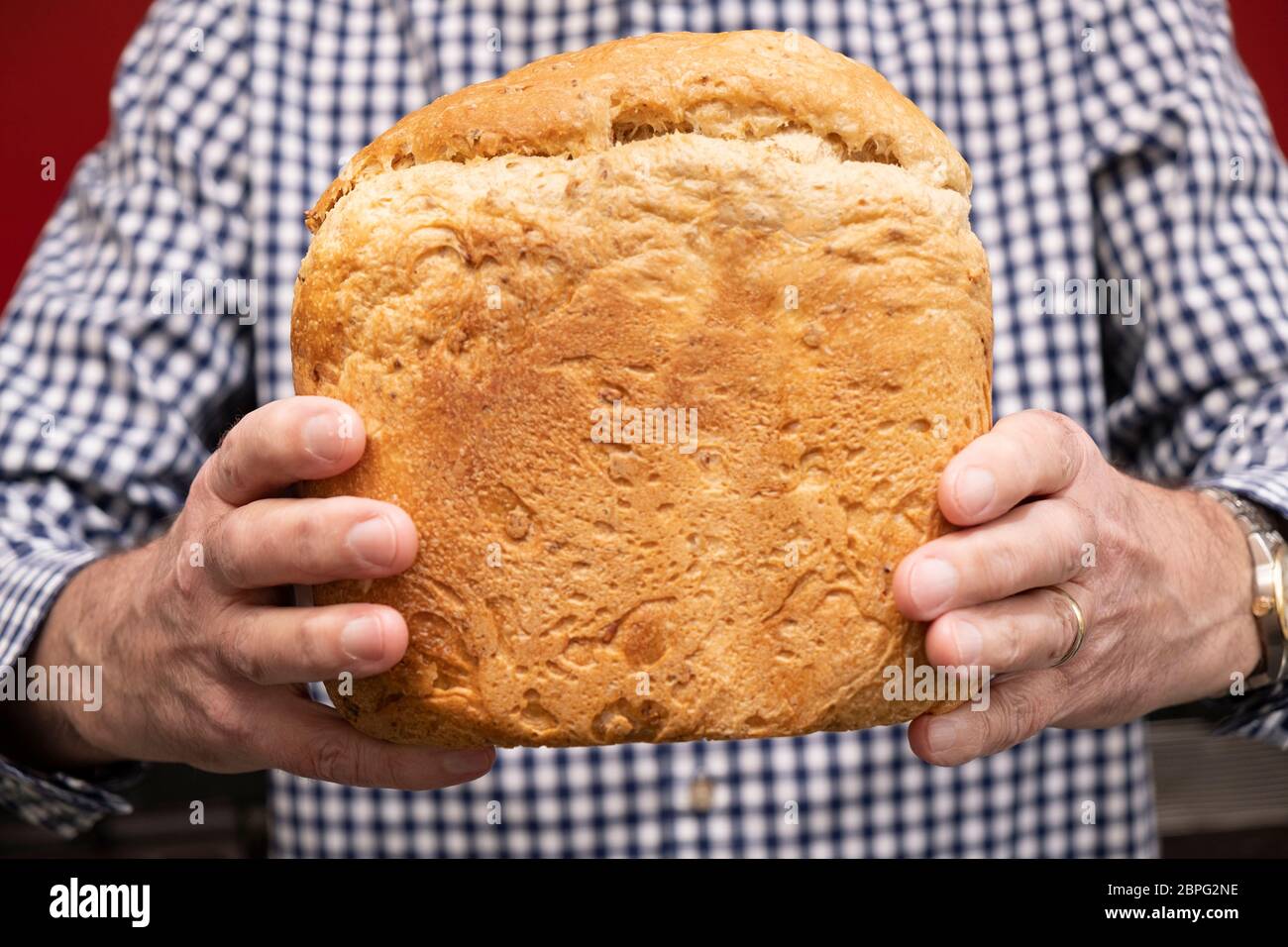 Hausgemachtes Brot, Mann hält frisch hausgemachte Backen in den Händen Stockfoto