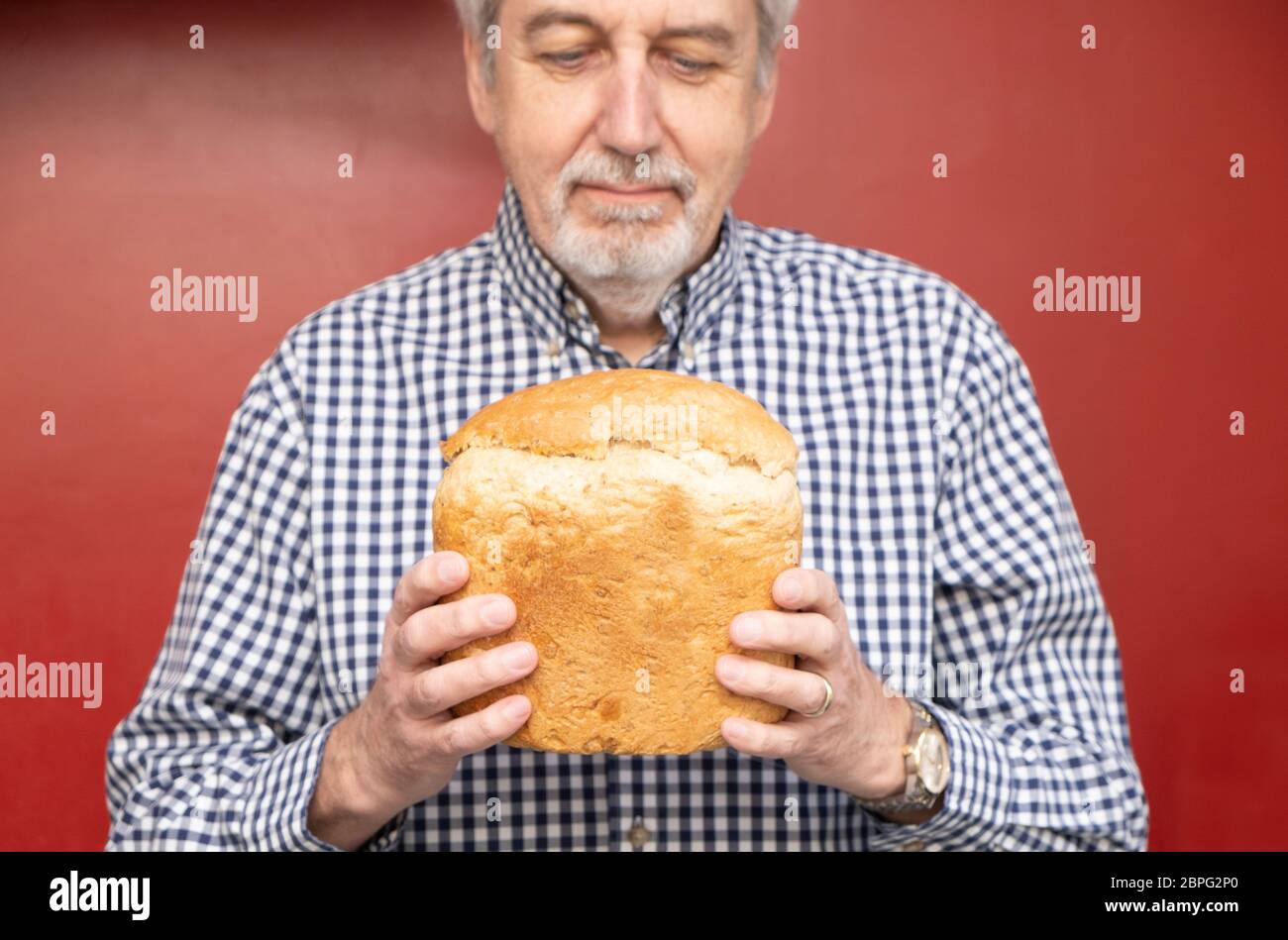 Hausgemachtes Brot, Mann hält frisch hausgemachte Backen in den Händen Stockfoto