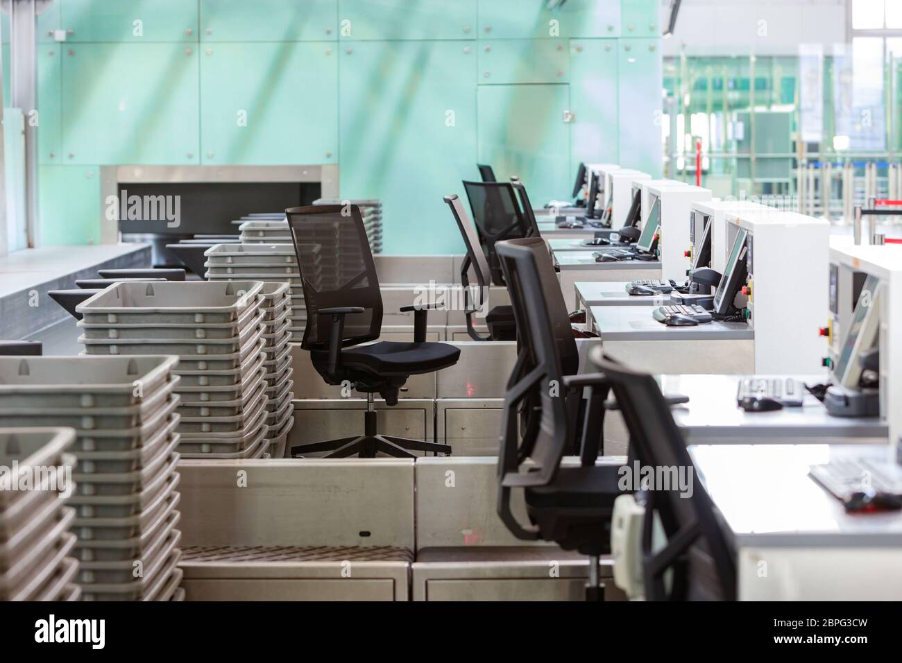 Leere Abfertigungsschalter am Flughafenterminal aufgrund von Reisebeschränkungen für Coronavirus-Pandemie/Covid-19-Ausbruch. Lockdown, Finanzkrise, Reiseverbot. Stockfoto