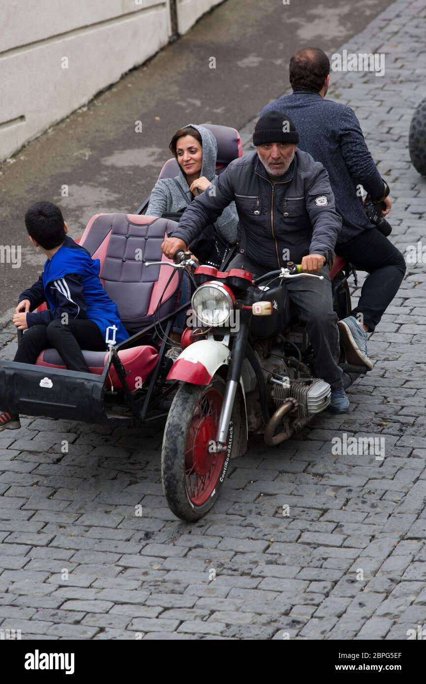 Motorrad mit Beiwagen Touren sind eine beliebte Aktivität für Touristen nach Sighnaghi in den Hügeln von Kachetien, Republik Georgien. Stockfoto