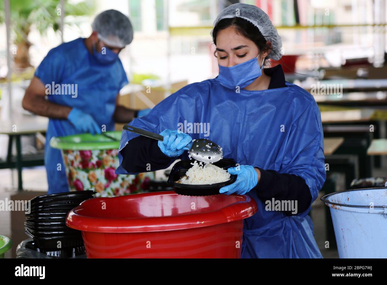 (200519) -- KAIRO, 19. Mai 2020 (Xinhua) -- die Menschen bereiten kostenlose Mahlzeiten zum Mitnehmen in Kairo, Ägypten, am 15. Mai 2020. „Ihre kostenlose Mahlzeit ist fertig. Nimm es und iß es zu Hause", heißt es auf einem großen Schild in einer Straße des Viertels dar el-Salam in Kairo, das die Armen dazu ermutigt, während des laufenden muslimischen heiligen Monats Ramadan kostenlos Essen für Iftar, die fast breaking Meals, mitzunehmen. ZU GEHEN MIT "Feature: Ägypter ersetzen Ramadan Wohltätigkeitsbankette mit kostenlosen Mahlzeiten zum Mitnehmen über Coronavirus Bedenken" (Xinhua/Ahmed Gomaa) Stockfoto