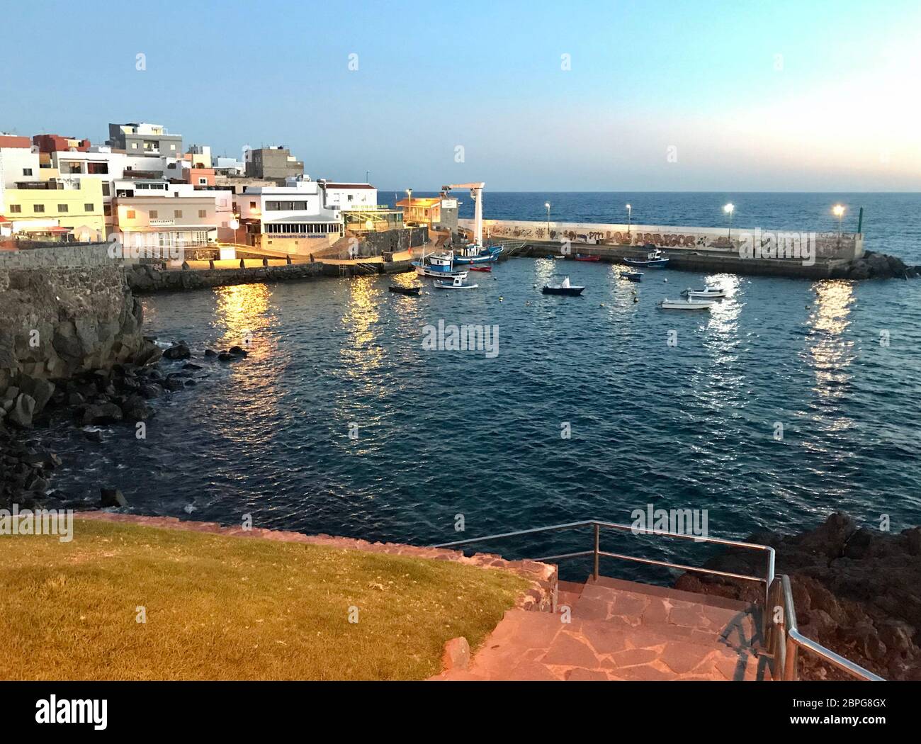 Los Abrigos, Teneriffa, Spanien -31 Dezember 2019. Schöne Aussicht auf einen kleinen Hafen in Los Abrigos in der Abendzeit, Teneriffa, Gran canaria, Spanien Stockfoto