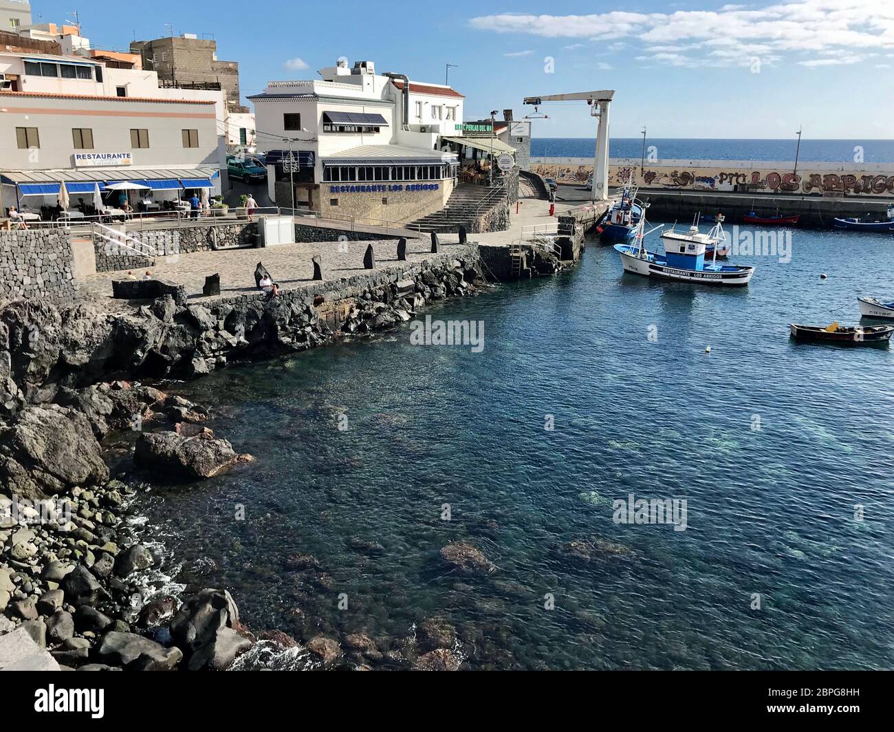 Los Abrigos, Teneriffa, Spanien -5 Januar ,2020. Schöne Aussicht auf einen kleinen Hafen in Los Abrigos, Teneriffa, Insel Canaria, Spanien Stockfoto