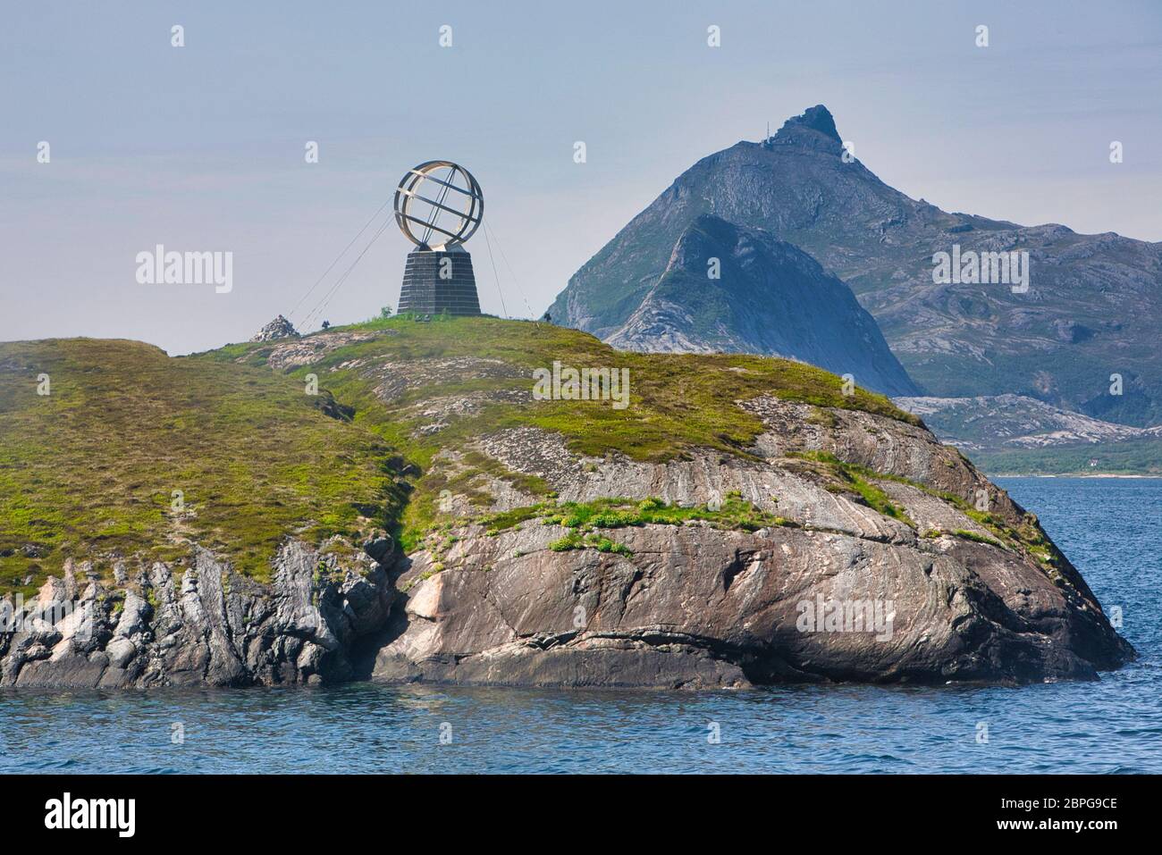 Ein Marker auf einer kleinen Insel an der Westküste Norwegens, wo der Polarkreis beginnt, Norwegen, Skandinavien Stockfoto