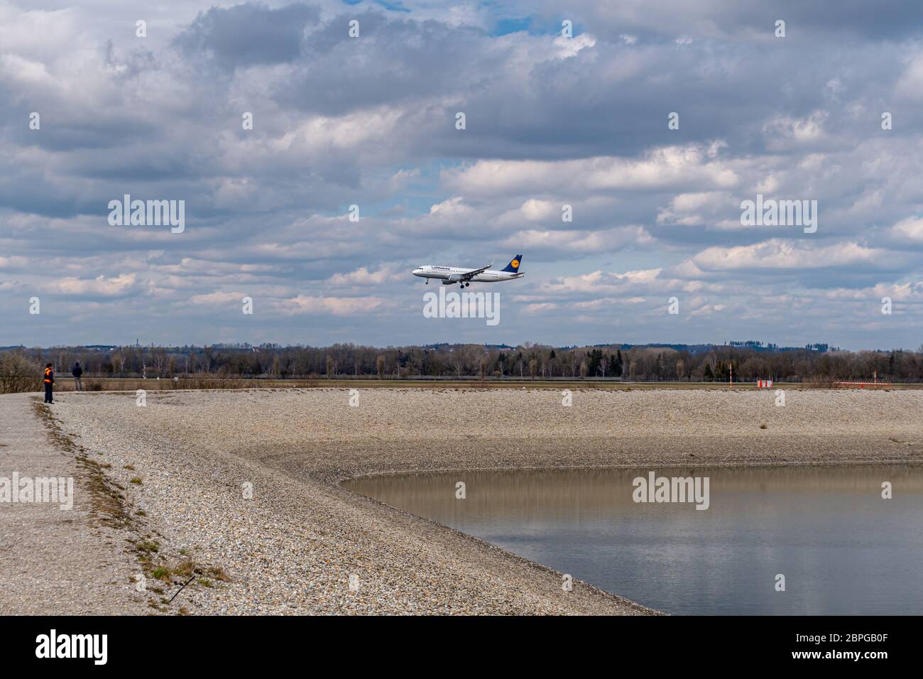 München, Deutschland - 03 29 2018: Flugzeug der Lufthansa Airline landet mit bewölktem Himmel auf dem Flughafen München Stockfoto