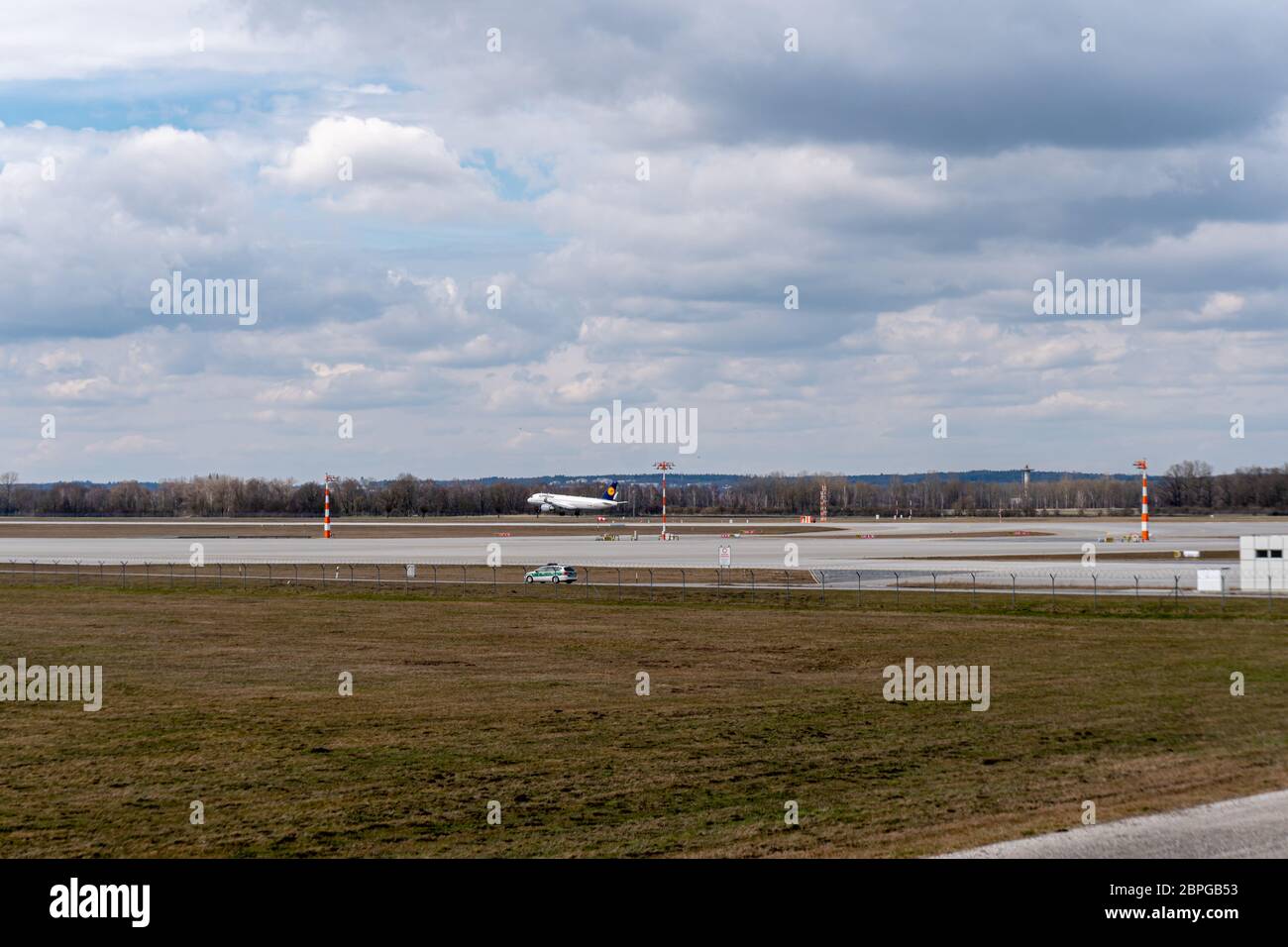 München, Deutschland - 03 29 2018: Flugzeug der Lufthansa Airline landet mit bewölktem Himmel auf dem Flughafen München Stockfoto