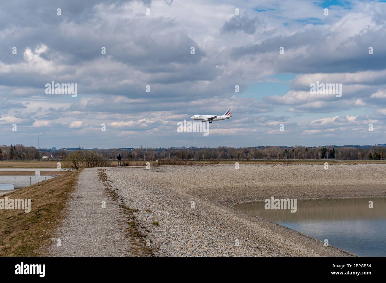 München, Deutschland - 03 29 2018: Flugzeug der Air France Airline landet auf dem Flughafen München mit bewölktem Himmel Stockfoto