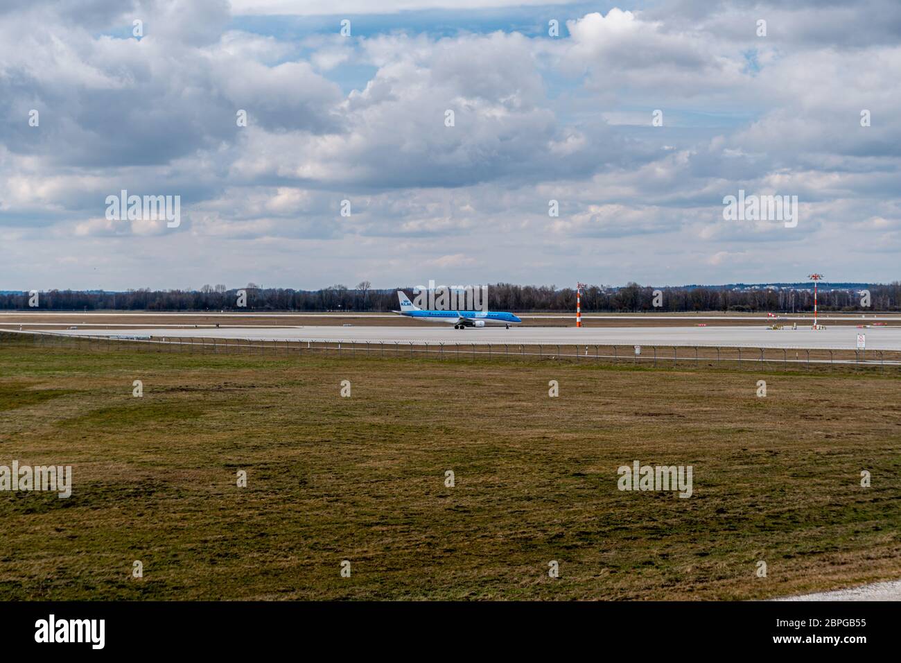 München, Deutschland - 03 29 2018: Flugzeug der KLM-Airline auf der Landebahn des Münchner Flughafens mit wolkenbedeckter Luft Stockfoto