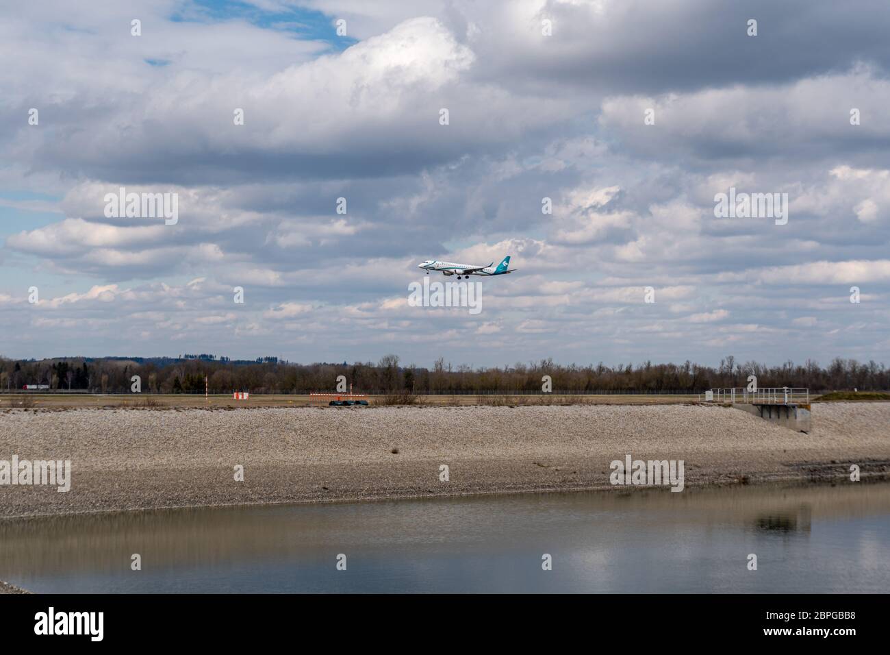 München, Deutschland - 03 29 2018: Flugzeug der Air Dolomiti Airline landet auf dem Flughafen München mit wolkenbedeckter Luft Stockfoto
