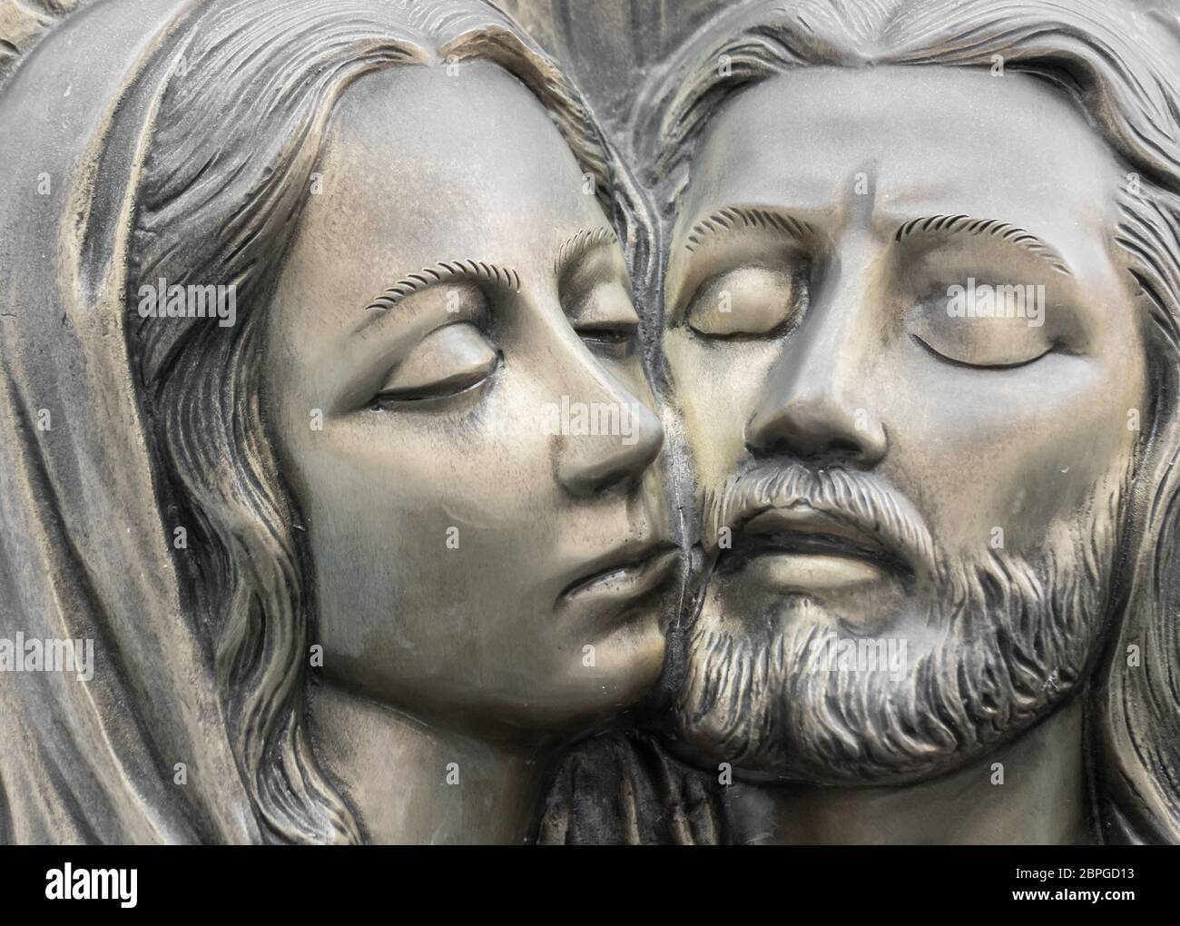 Bas-Relief aus Bronze, die das Mitleid von Michelangelo. Gesichter der Heiligen Gottesmutter Maria und Jesus Christus nach der Kreuzigung. Stockfoto