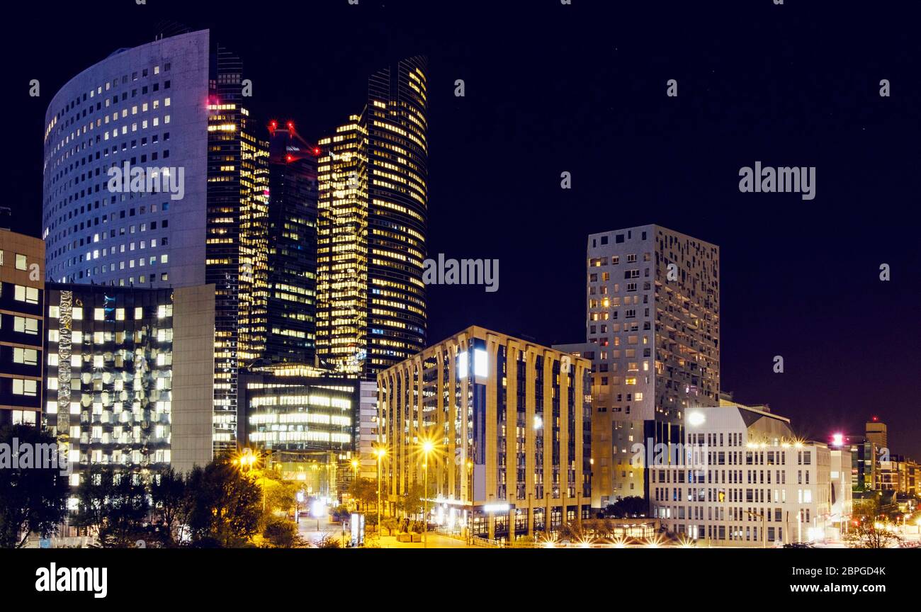 Paris Stadt bei Nacht mit Business-Zentren und Glastürmen mit Lichtern, Frankreich Stockfoto