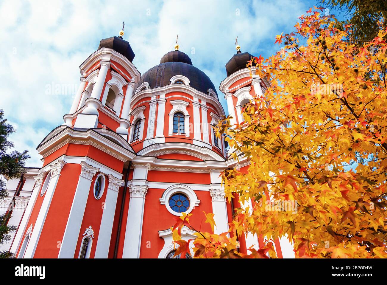 Blick aus der Nähe auf das Kloster Curchi im Alten Orhei, Moldawien. Ortodox Platz in Europa mit einer schönen Architektur in einer lebendigen roten Farbe gemalt Stockfoto