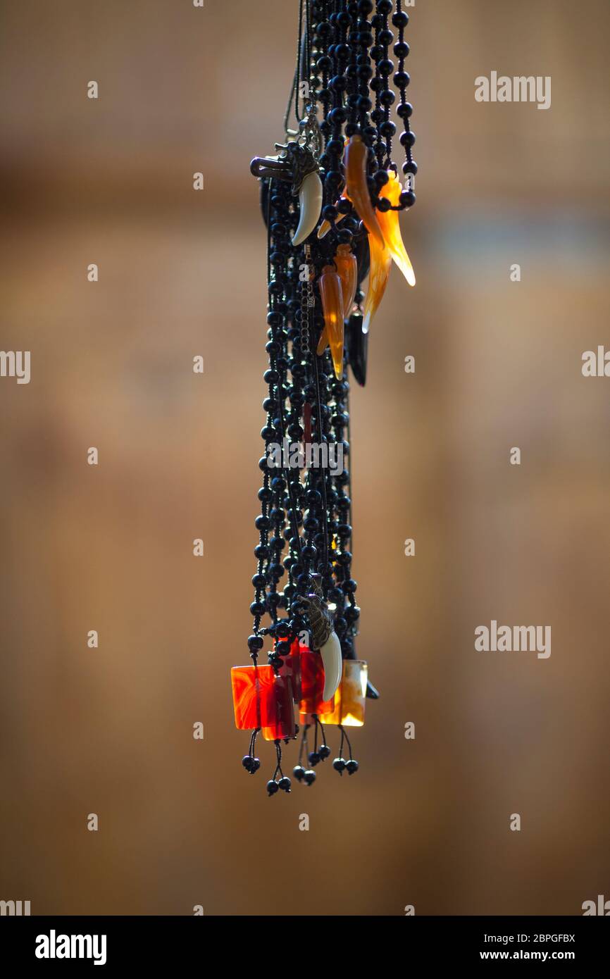 Handgefertigter Schmuck hängt vor einem kleinen Souvenirladen in Lahic, Aserbaidschan Stockfoto