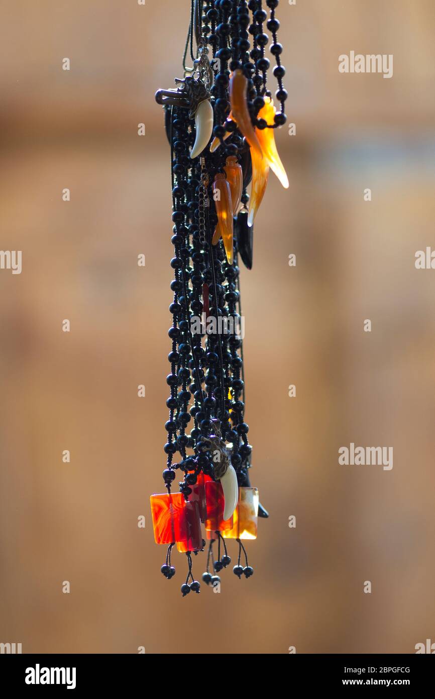 Handgefertigter Schmuck hängt vor einem kleinen Souvenirladen in Lahic, Aserbaidschan Stockfoto
