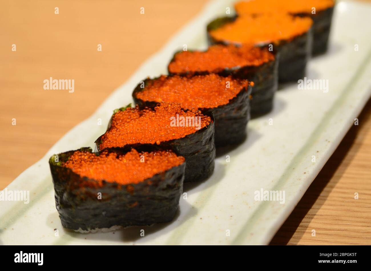 Tobiko Gunkan Sushi Nori Wrapped Flying Fish Roe Sushi Auf Einem Teller Stockfotografie Alamy