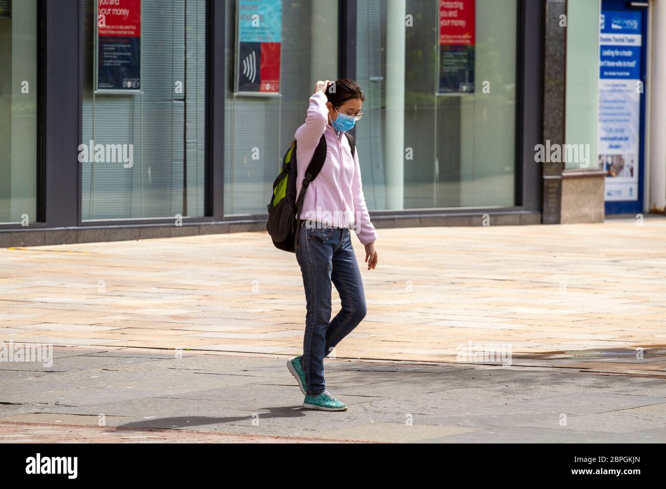 Dundee, Tayside, Schottland, Großbritannien. Mai 2020. UK Wetter: Warm bewölktes Morgen mit sonnigen Intervallen in Dundee, Schottland, Höchsttemperatur 21 Grad Die schottische Regierung hat deutlich gemacht, dass einige der wichtigsten Geschäfte im Stadtzentrum nur für Schlüsselarbeiter, wichtige Käufer und Hauslieferungen geöffnet sein können, aber die soziale Distanz zueinander aufrechterhalten müssen. Die Öffentlichkeit wird immer noch von allen nicht notwendigen Reisen abgeraten und dass die Sperrung von Covid-19 sicherlich die Zahl der Menschen im Stadtzentrum von Dundee verringert hat. Quelle: Dundee Photographics/Alamy Live News Stockfoto