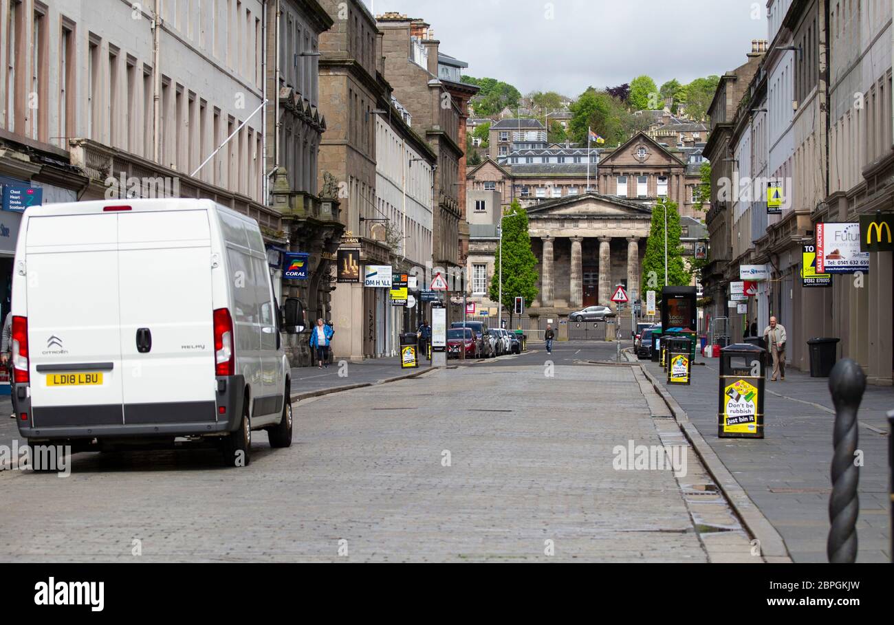 Dundee, Tayside, Schottland, Großbritannien. Mai 2020. UK Wetter: Warm bewölktes Morgen mit sonnigen Intervallen in Dundee, Schottland, Höchsttemperatur 21 Grad Die schottische Regierung hat deutlich gemacht, dass einige der wichtigsten Geschäfte im Stadtzentrum nur für Schlüsselarbeiter, wichtige Käufer und Hauslieferungen geöffnet sein können, aber die soziale Distanz zueinander aufrechterhalten müssen. Die Öffentlichkeit wird immer noch von allen nicht notwendigen Reisen abgeraten und dass die Sperrung von Covid-19 sicherlich die Zahl der Menschen im Stadtzentrum von Dundee verringert hat. Quelle: Dundee Photographics/Alamy Live News Stockfoto