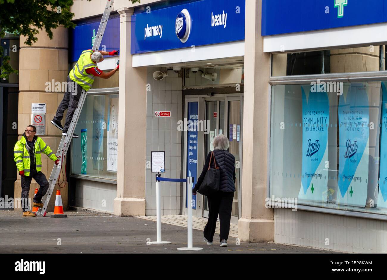 Dundee, Tayside, Schottland, Großbritannien. Mai 2020. UK Wetter: Warm bewölktes Morgen mit sonnigen Intervallen in Dundee, Schottland, Höchsttemperatur 21 Grad Die schottische Regierung hat deutlich gemacht, dass einige der wichtigsten Geschäfte im Stadtzentrum nur für Schlüsselarbeiter, wichtige Käufer und Hauslieferungen geöffnet sein können, aber die soziale Distanz zueinander aufrechterhalten müssen. Die Öffentlichkeit wird immer noch von allen nicht notwendigen Reisen abgeraten und dass die Sperrung von Covid-19 sicherlich die Zahl der Menschen im Stadtzentrum von Dundee verringert hat. Quelle: Dundee Photographics/Alamy Live News Stockfoto