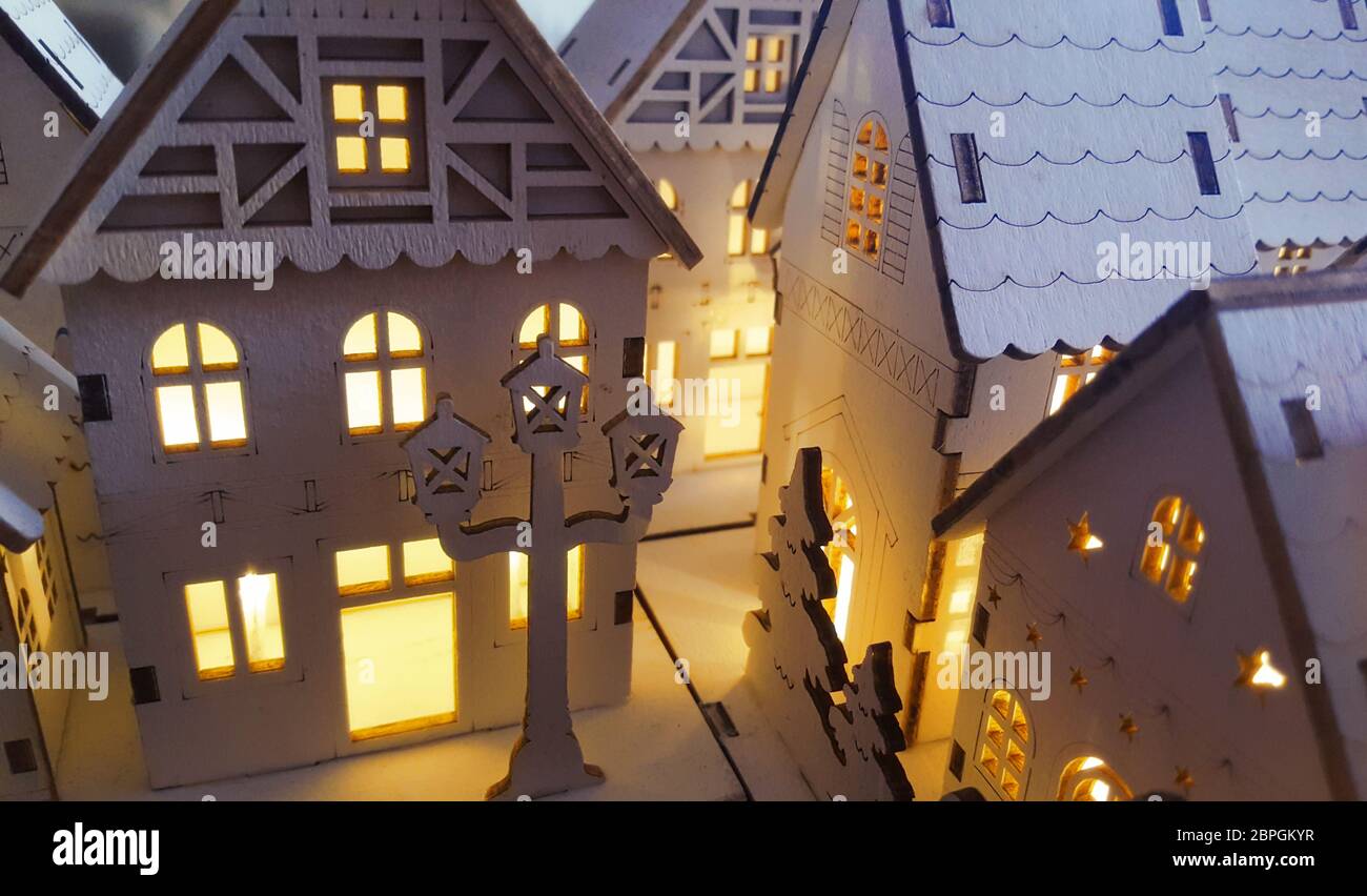Detail von beleuchteten hölzernen weihnachtsdorf Stockfoto