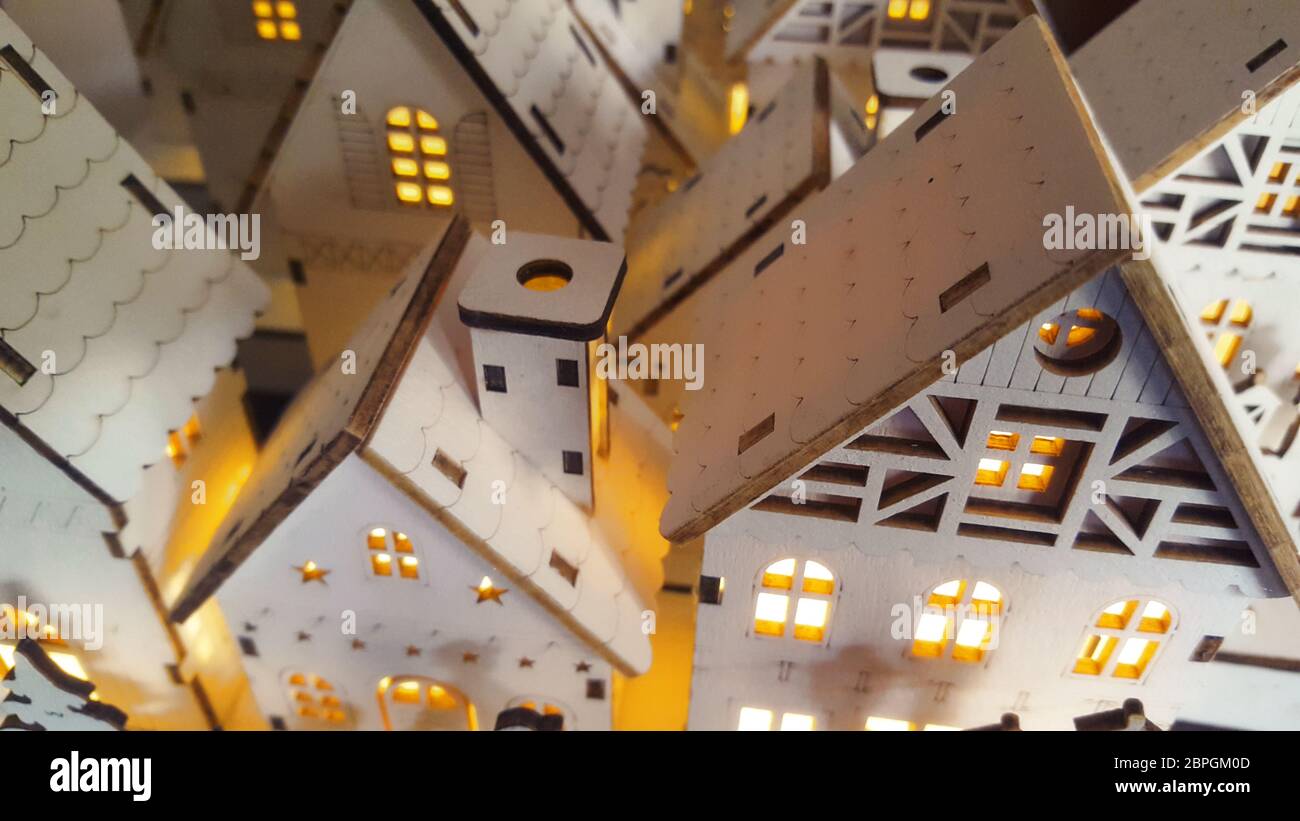 Detail von beleuchteten hölzernen weihnachtsdorf Stockfoto