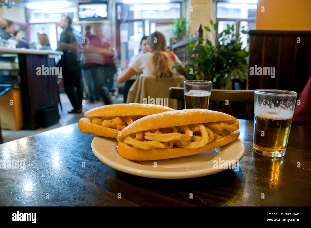 In einer typischen Taverne werden Sandwiches und ein Glas Bier serviert. Plaza Mayor, Madrid, Spanien. Stockfoto