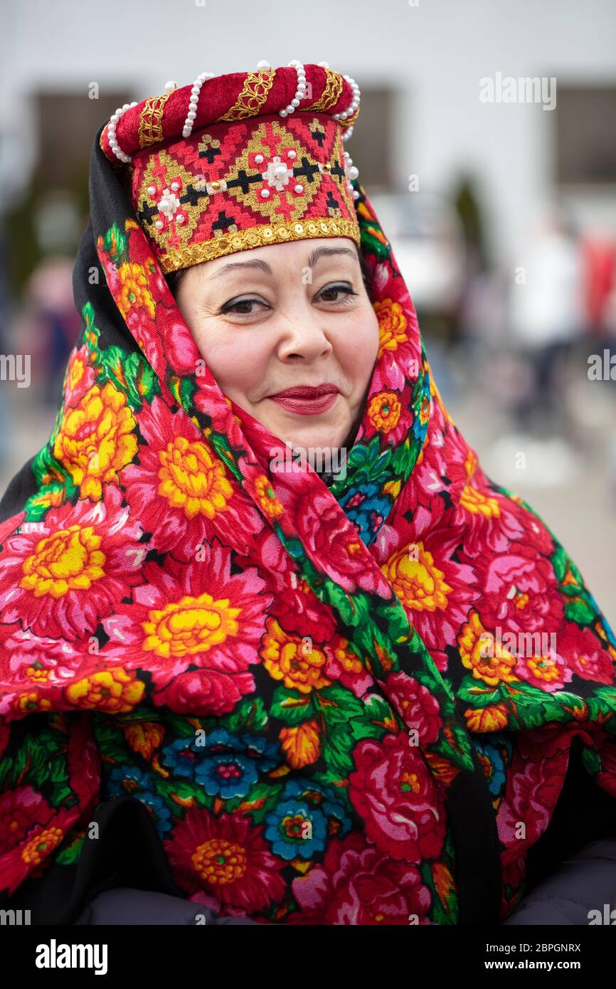 Weißrussland, die Stadt Gomil. 29. Februar 2020. Maslenitsa Feiertag.Russische Frau im nationalen Kopfschmuck und dem bemalten Schal. Vertikales Porträt einer de Stockfoto