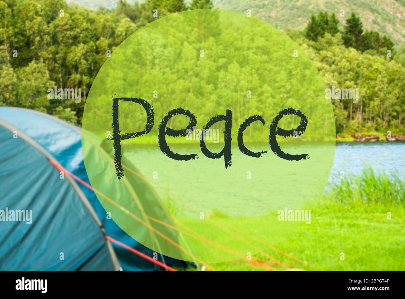 Englischer Text Frieden. Campingurlaub in Norwegen am See oder Fluss. Grünes Gras und Wald im Hintergrund. Zelt auf der Vorderseite Stockfoto