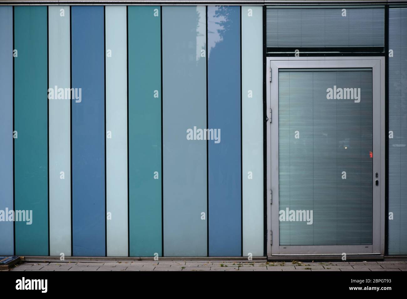 Ein modernes Haus Fassade aus Kunststoffplatten mit einer Tür und Jalousien  aus Metall Stockfotografie - Alamy