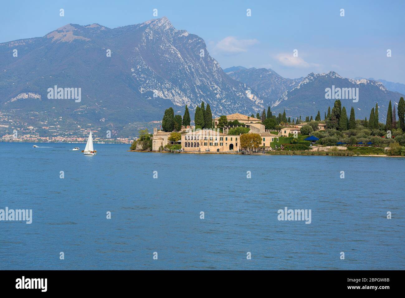 Der Gardasee, der größte See Italiens, liegt am Rande der Dolomiten, Italien Stockfoto