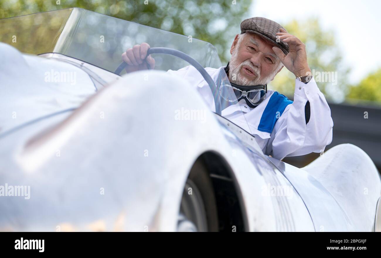 19. Mai 2020, Sachsen, Chemnitz: Frieder Bach, Sammler und Restaurator von Oldtimern, sitzt im letzten und brandneuen Sportwagen DKW F9 in Chemnitz. Bach brachte das Auto nach einer Zeichnung von 1940 zum Leben, die er zufällig bei Recherchen für eine Ausstellung im Museum für Sächsische Fahrzeuge entdeckte. Es war die Skizze für den letzten Sportwagen, den die DKW damals unter dem Dach der Auto Union bauen wollte. Das Fahrzeug sollte ursprünglich am Rennen Berlin-Rom 1938 teilnehmen, aber der Krieg verhinderte, dass es produziert wurde. Mehr als 75 Jahre später wurde das Auto nun mit Hilfe von gebaut Stockfoto