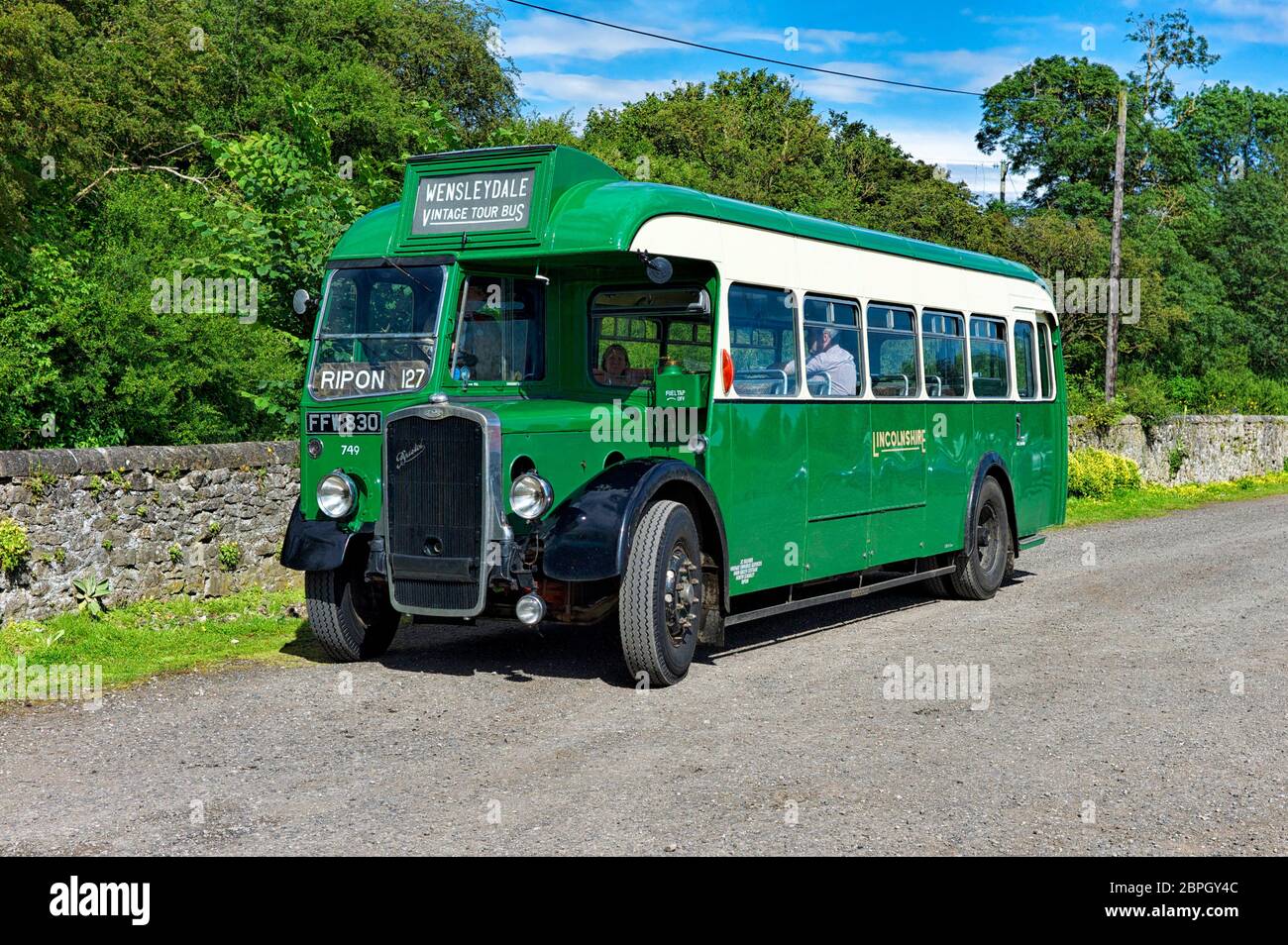 1949 Bristol L5G Single-Decker-Bus in Linclonshire Road Car Company Lackierung mit einer ECW 35 Sitzkarosserie, Gardener 5LW-Motor gesehen am Redmire Bahnhof. Stockfoto