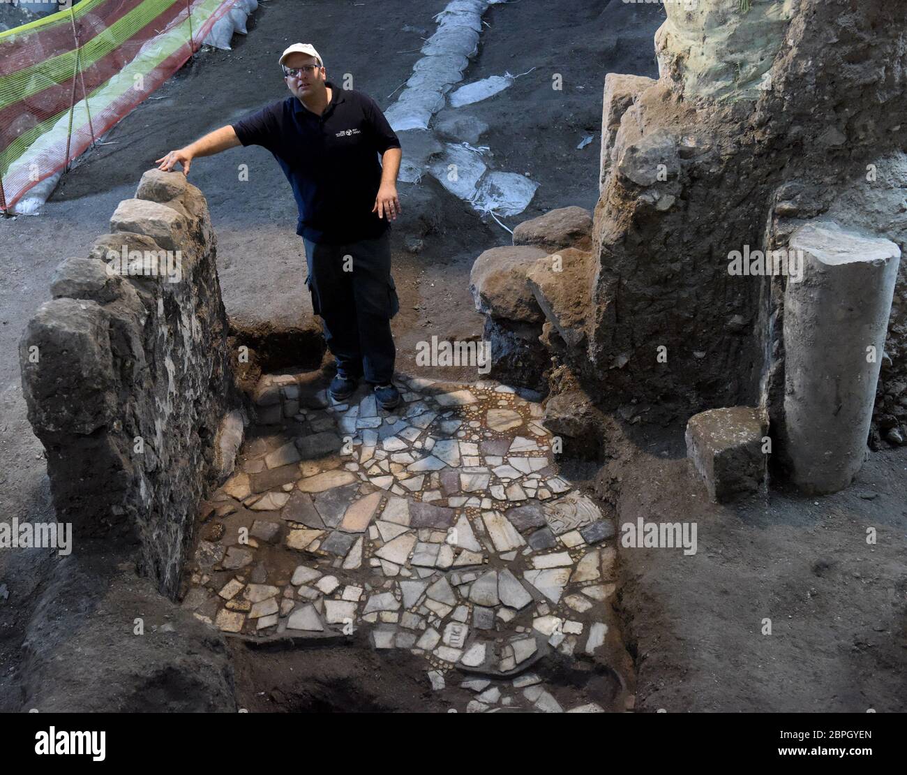 Jerusalem, Israel. Mai 2020. Der israelische Archäologe Dr. Barak Monnickendam-Givon zeigt den Marmor- und Steinboden aus dem 10. Jahrhundert, der am Dienstag, den 19. Mai 2020, von der Israel Antiquities Authority in der Altstadt von Jerusalem ausgegraben wurde. Archäologen haben im Gestein der zweiten Tempelperiode unter einem 1400 Jahre alten öffentlichen Gebäude in den unterirdischen Ausgrabungen unter der Westmauer ein einzigartiges unterirdisches System entdeckt. Foto von Debbie Hill/UPI Quelle: UPI/Alamy Live News Stockfoto