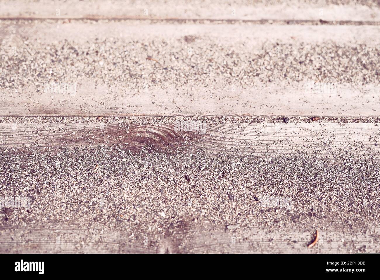 Closeup Hintergrund Detail der warmen Sand auf Holz Bretter von der Küste Sommer Resort Strand Terrasse - Begriff des tropischen Urlaub, Meer Entspannung oder Stockfoto